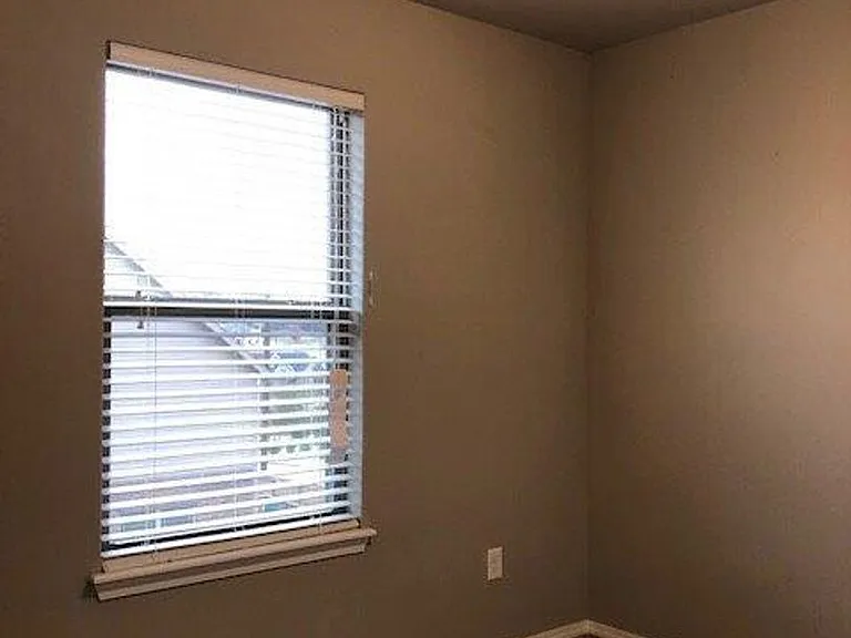 600 SW Loudon Dr #1 — Photo 11
