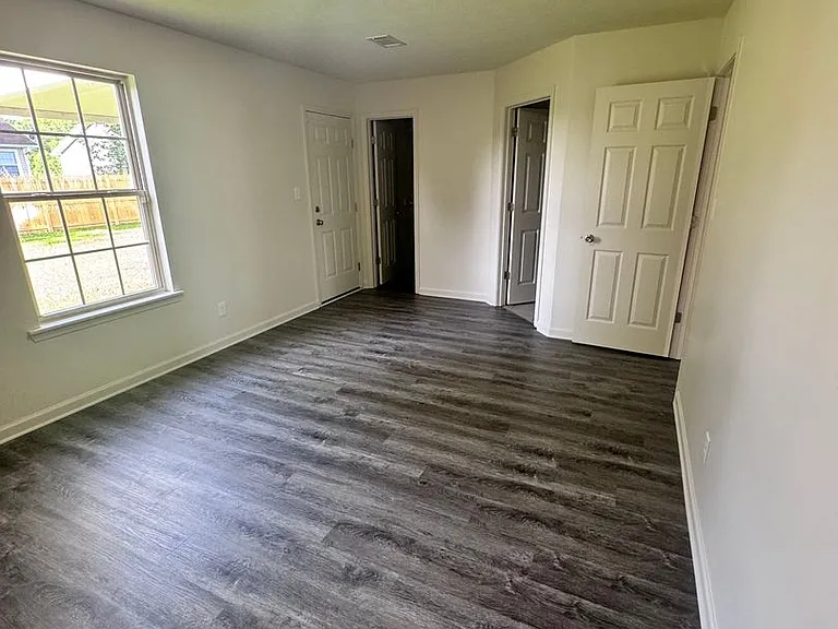 100 E Lauren Rd — Photo 16
