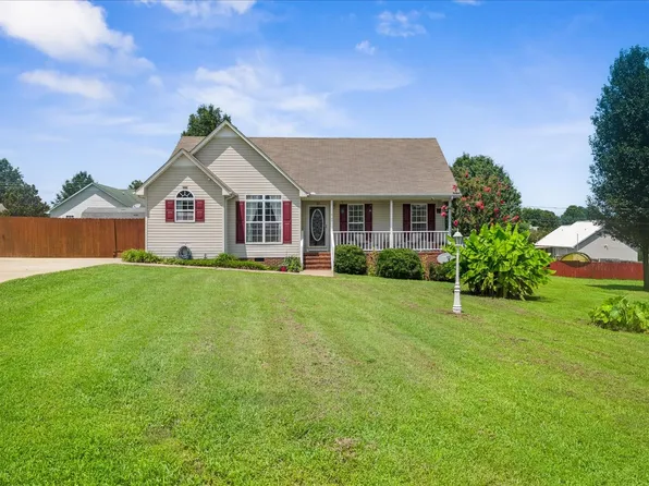 5 Summerfield Dr, Fayetteville, TN 37334