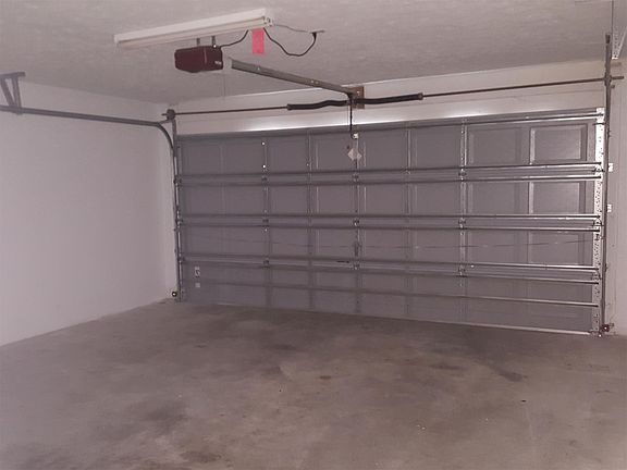 5th image of 90 S Lee St