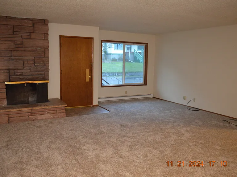 665 SW Tichenor St #1 — Photo 6