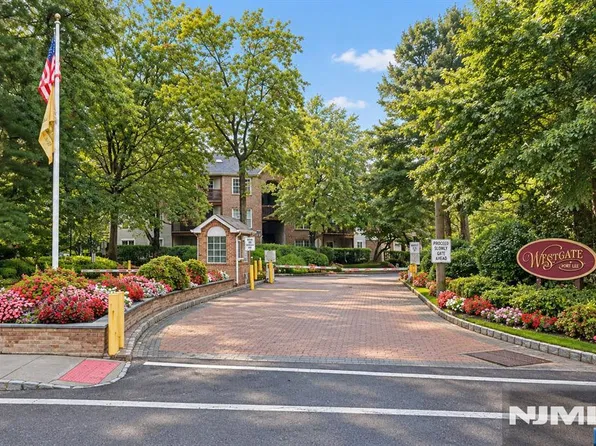 252 Village Circle Drive #1121, Fort Lee, NJ 07024