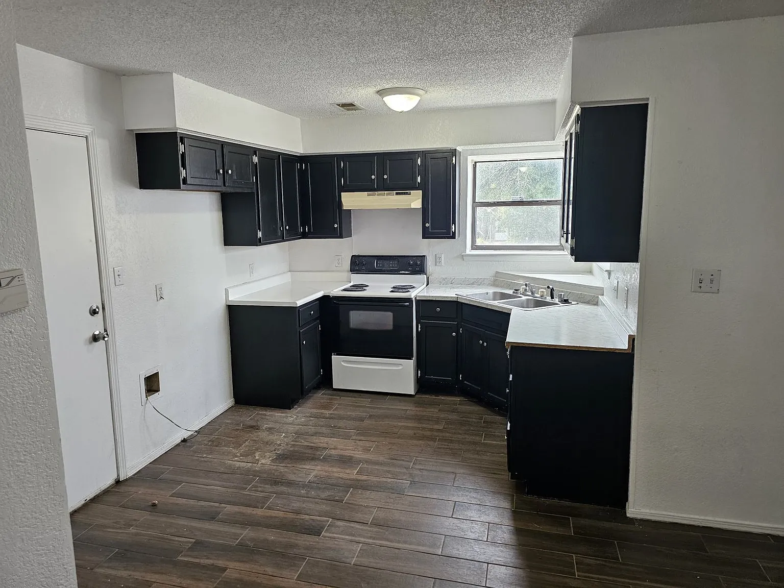 3 bed, 1149 sqft, $995 — Photo 2