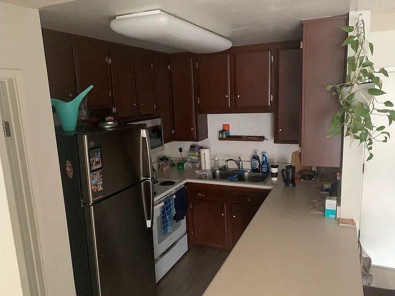 La Pacifica Apartments — Photo 12