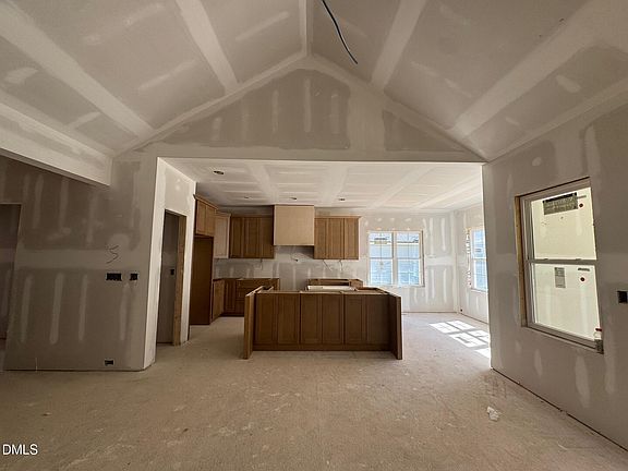 4th image of 935 Lynch Rd
