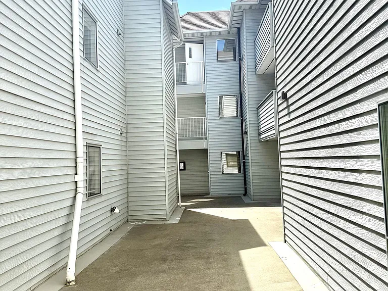 Kelly Anne Apartments — Photo 8