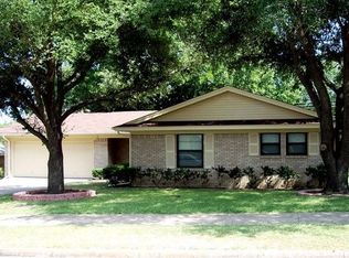 1304 Crestridge St, Ennis, TX 75119