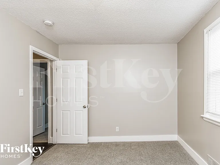 1104 Raynor St — Photo 9