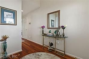 4th image of 9524 8th Bay St