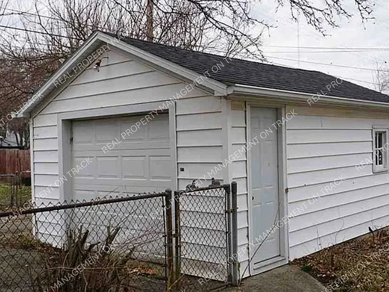 2823 Garfield Dr — Photo 11