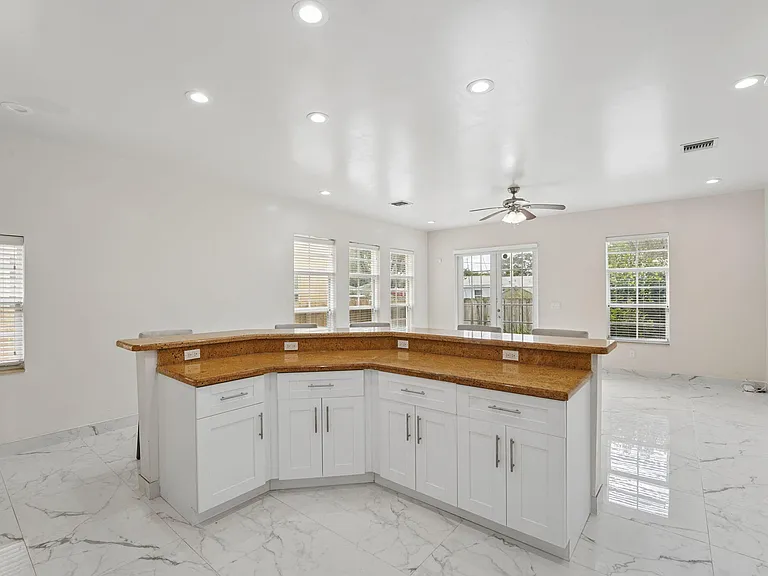 819 SW 7th Ave — Photo 5