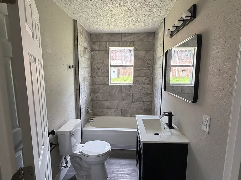409 W 21st St — Photo 14