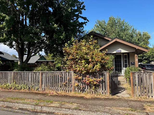 1725 W 9th Pl — Photo 2