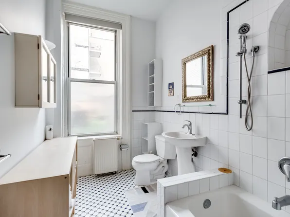 445 Grand Street image 23 of 28