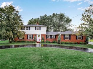 208 Pleasant View Dr, Lancaster, NY 14086