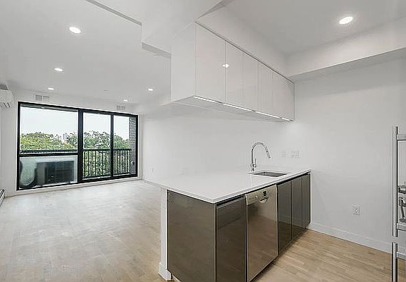 3rd image of 2600 7th Ave #3L