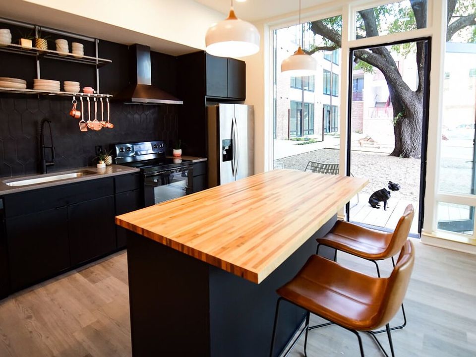 2nd image of 211 W 10th St #210