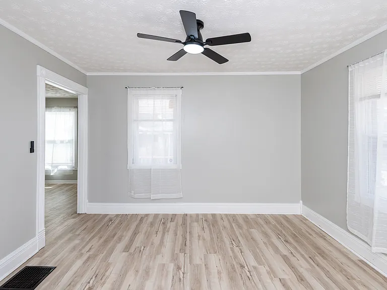 1420 Holly Ave — Photo 10