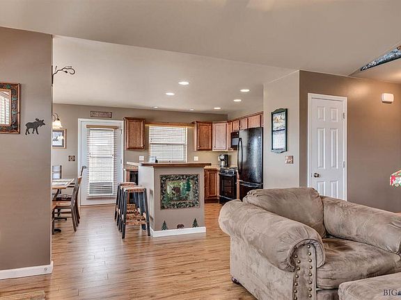 4th image of 1915 Goldfinch Ct