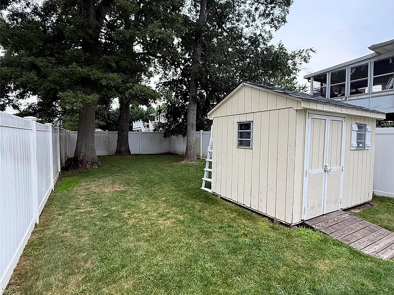 24 California Ave — Photo 17