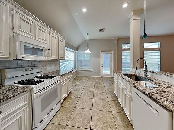 3rd image of 3911 Vinecrest Dr