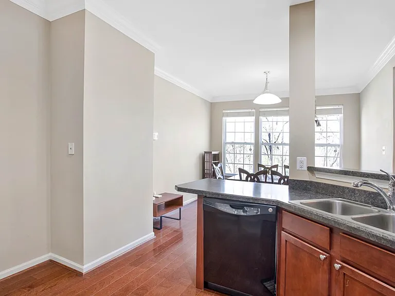 From casual mornings to dinners with friends, this kitchen-to-dining flow makes the space feel connected, comfortable, and easy to live in.