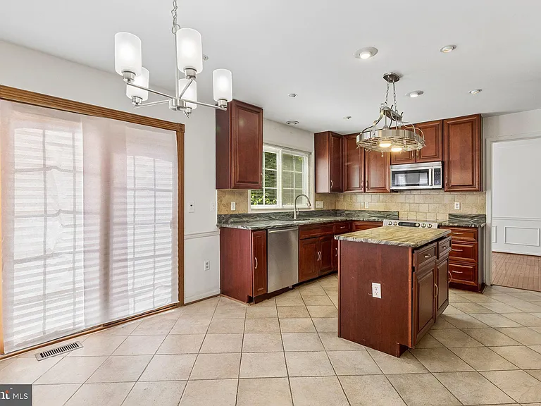 820 Chatsworth Dr — Photo 7