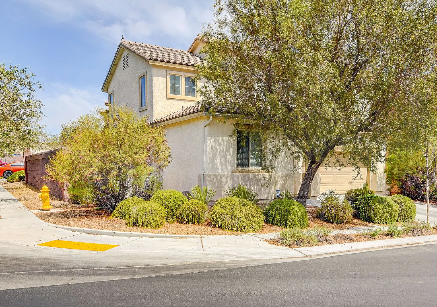 Immaculate 3 bedroom+ den! — Photo 2
