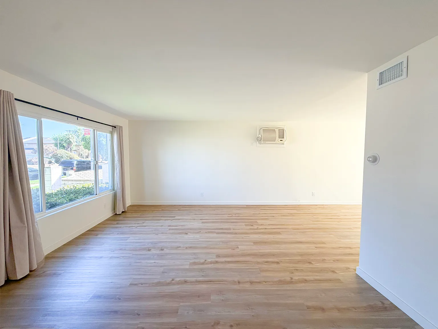 3 bed, 2.5 bath, 1100 sqft, $3,500 — Photo 2
