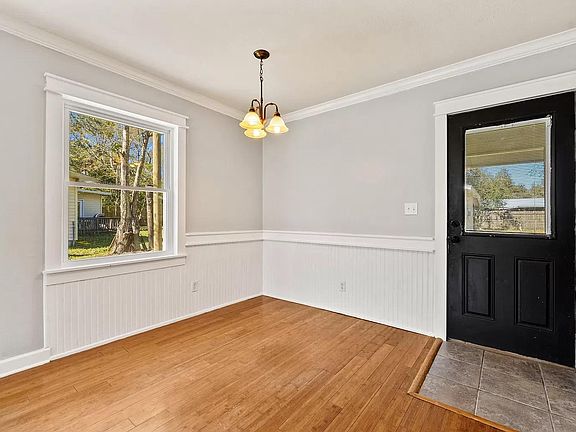 3rd image of 130 Sherwood Cir