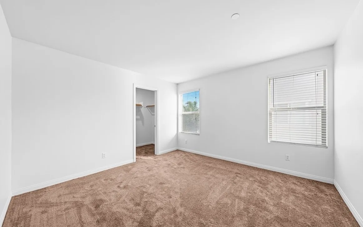 6 bed, 3899 sqft, $999 — Photo 2