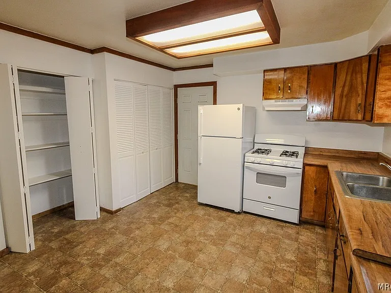 376 Santa Barbara Ave — Photo 8