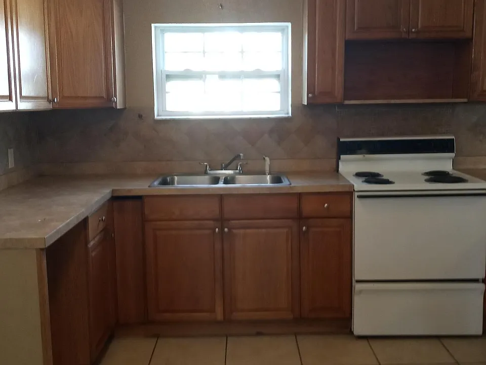 2844 NW 22nd Ct