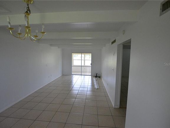 3rd image of 813 Club Cir