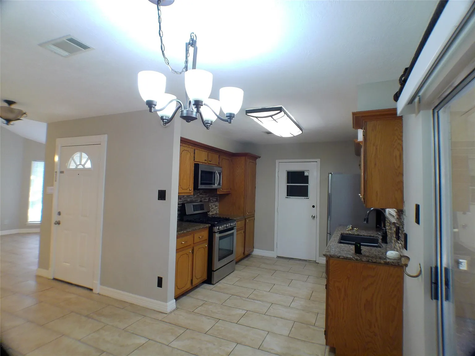 3 bed, 2.0 bath, 1375 sqft, $2,000 — Photo 4
