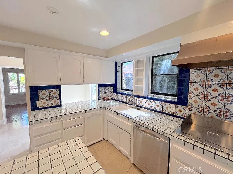 223 1/2 S Gale Dr — Photo 11