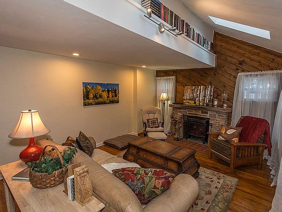 Vaulted ceilings w/skylights