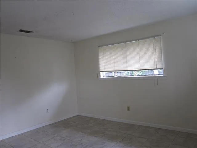3 bed, 1.0 bath, 1400 sqft, $1,400 — Photo 2