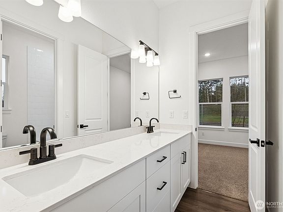 5th image of 10423 135th Avenue NE #105