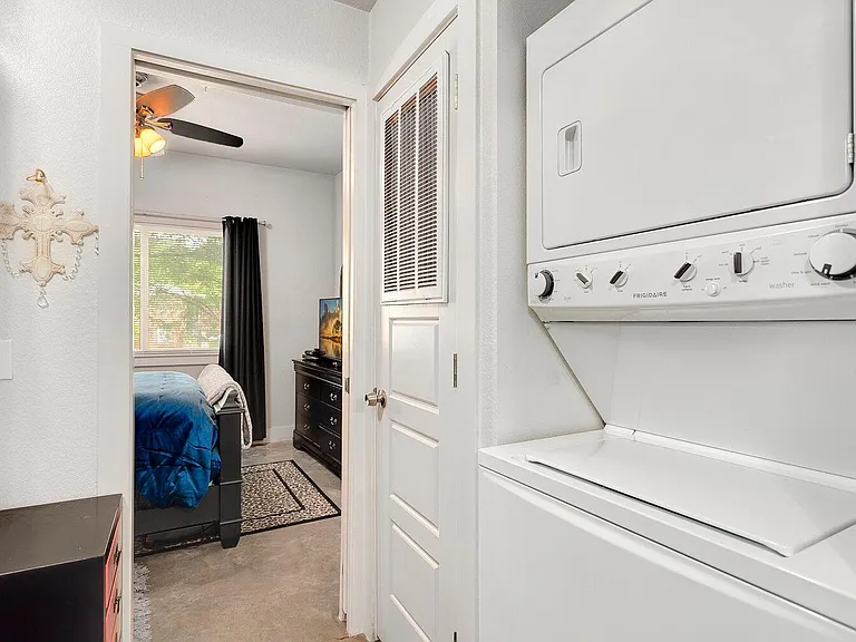 1413 N Oakland Ave #101 — Photo 5