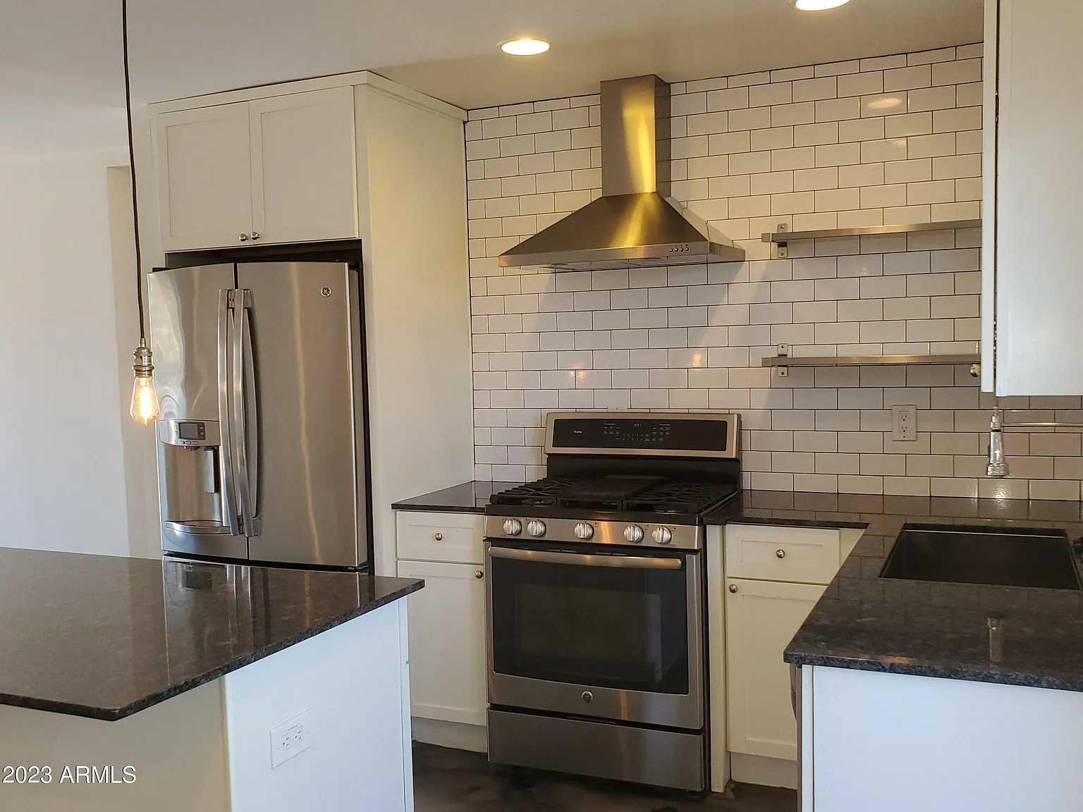 2 bed, 2.0 bath, 996 sqft, $1,695 — Photo 2