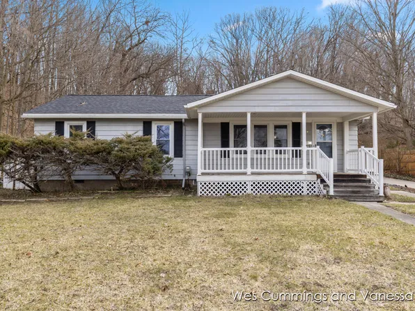 829 N Jefferson St, Lowell, MI 49331