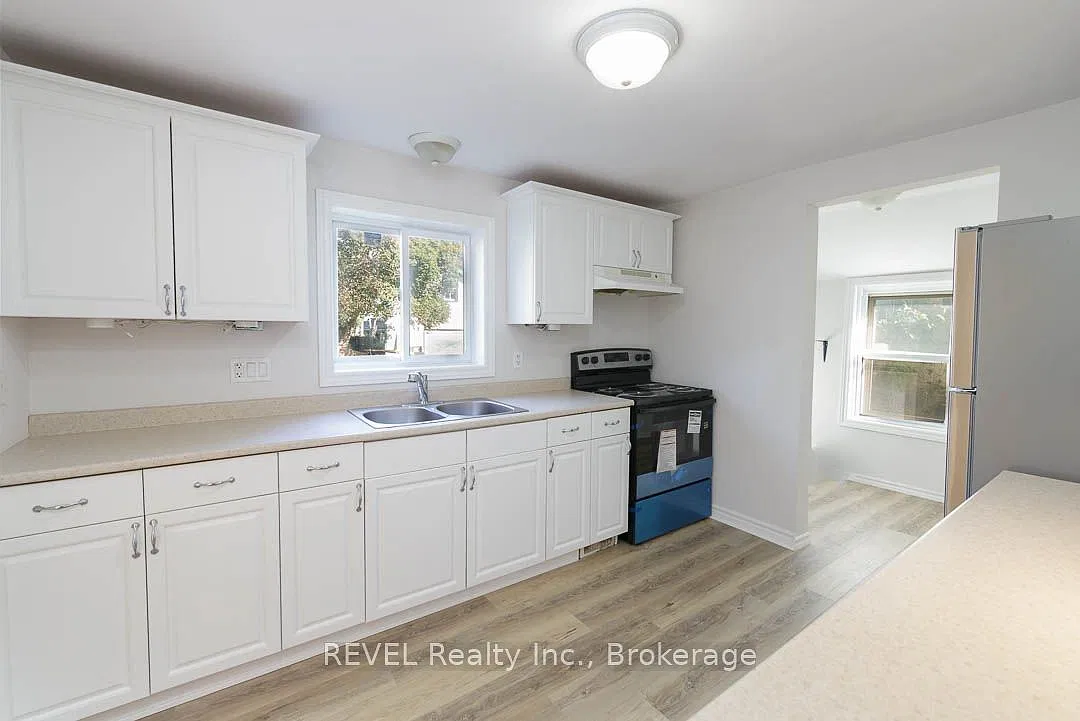 3 bed, $1,900 — Photo 1