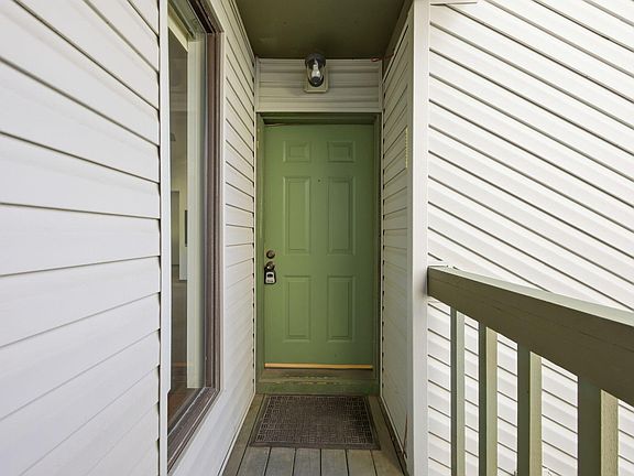 3rd image of 132 Elm Ave SE #E