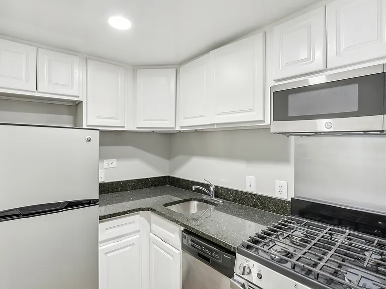 The Windsor Apartments — Photo 23