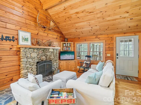 307 Roaring Creek Ln, Waynesville, NC 28785