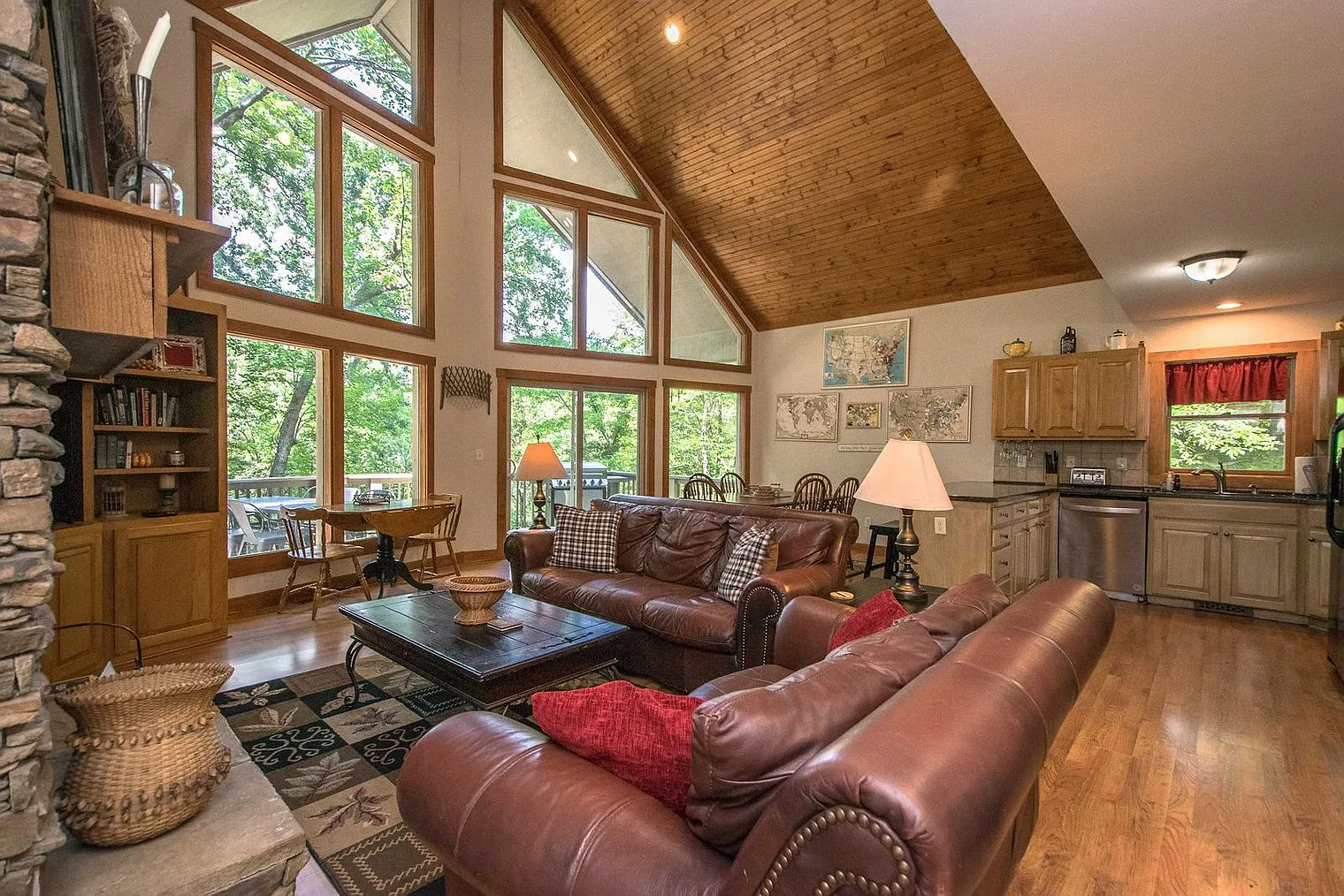 5 bed, 3.0 bath, 2626 sqft, $8,698 — Photo 2