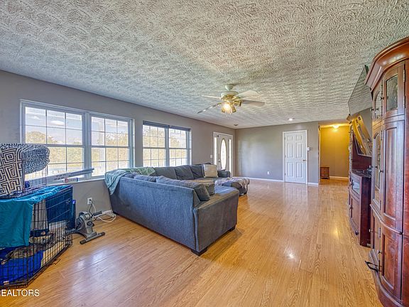 4th image of 2215 Island Blvd