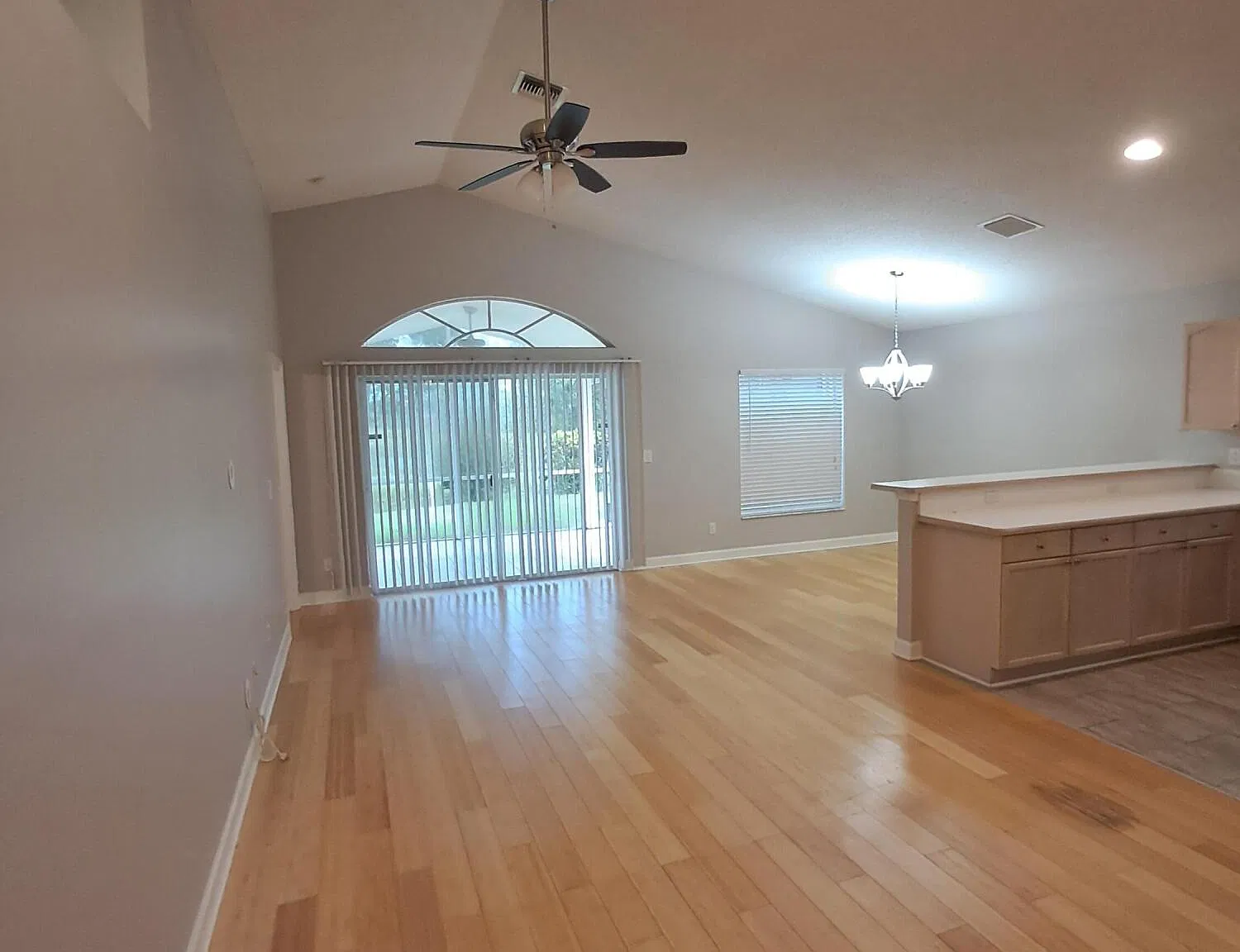 3 bed, 2.0 bath, 1325 sqft, $3,000 — Photo 4