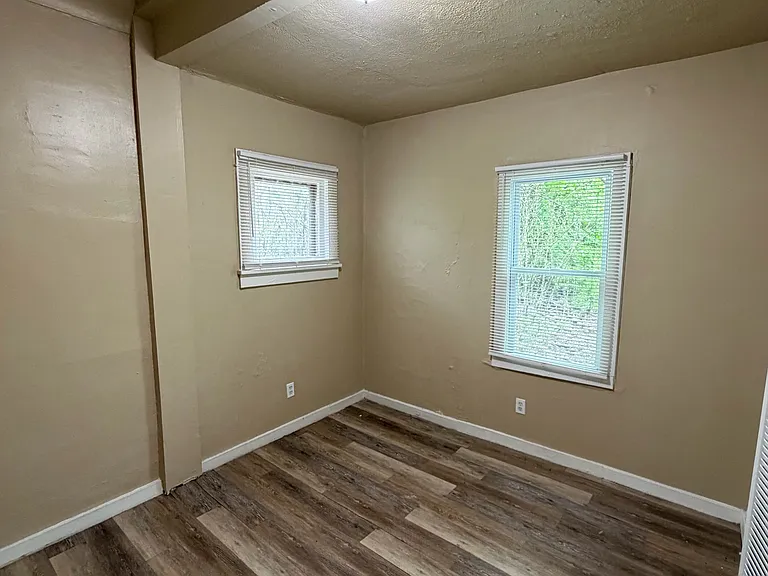 10604 Parkview Ave — Photo 9